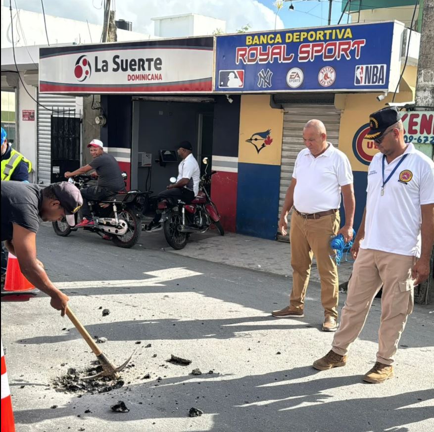 Alcaldía de Villa Riva e INAPA trabajan para resolver colapso del sistema sanitario en la calle Duarte